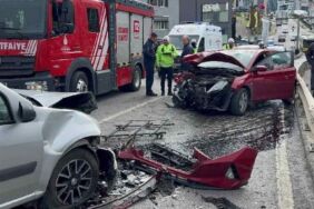 İstanbul'da iki otomobil kafa kafaya çarpıştı! Çok sayıda yaralı var^